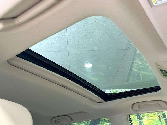 【サンルーフ】開放感たっぷりの希少装備、サンルーフが装着されています!車内に明かりを取り入れたり景色を楽しむ以外にも、車内の空気も簡単に換気できて快適です!