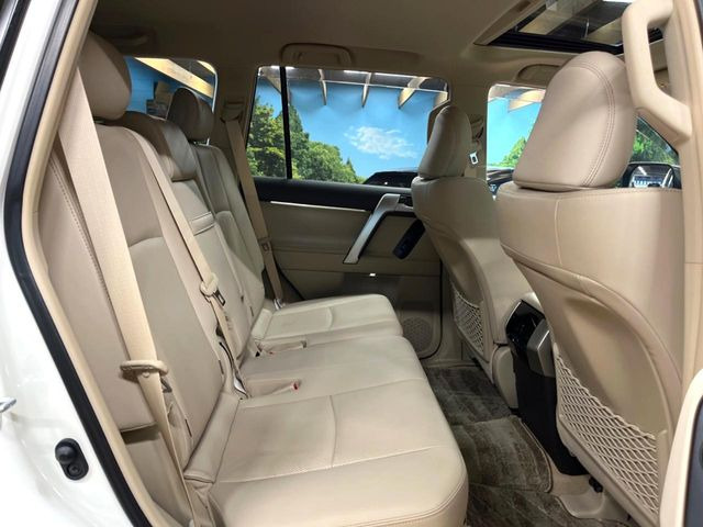 広々とした2列目シートは居住性が高く、居心地も快適!友達や家族とのお出かけにぴったりです。ベビーシートやチャイルドシート使用時も快適にお過ごしいただける十分な空間を確保しています。