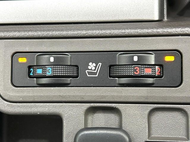 【シートベンチレーション】夏場は涼しい風でお尻や背中の熱やムレを防ぎ、冬はエアコンよりも早く温まってポカポカに!季節を問わず快適に過ごせます。