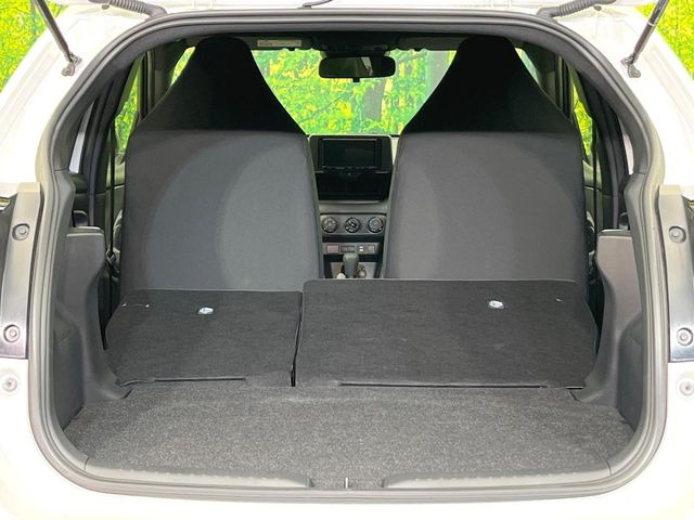 ���i�̂���������ʋ΁A���}���ɏ\���ȉ׎��X�y�[�X���m�ۂ��Ă���܂��B�Z�J���h�V�[�g��|���ƁA�傫�ȉו��̐ύڂ��\�ł���