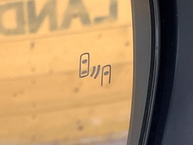 【ブラインドスポットモニター】走行中、ドアミラーの死角になりやすい箇所に後続車が接近するとサイドミラーのレンズに警告を表示!ドライバーに注意喚起をしてくれます。