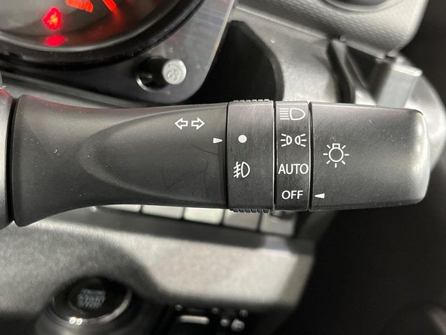 【オートライト】周りの明るさに応じて自動でヘッドライトの点灯・消灯ができる機能です!ライトの付け忘れ・消し忘れなどが無くなり、雨の日や夕方の走行も安心!トンネル通過時も便利ですね♪