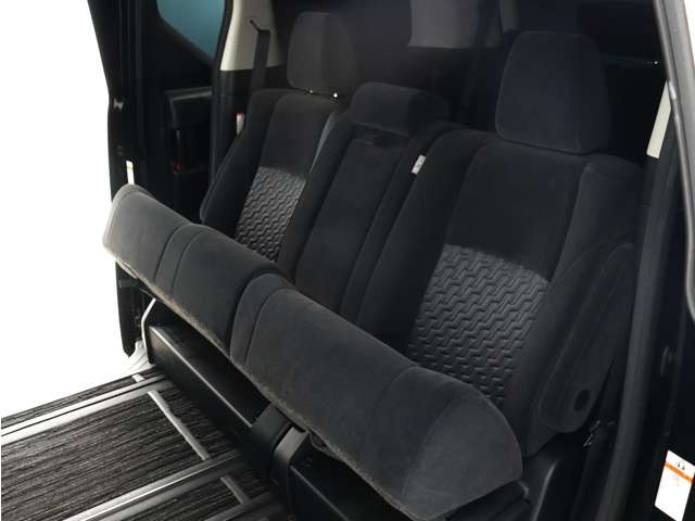 (ベンチシート)シートを倒すことによりフルフラットにもアレンジできます!