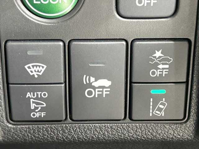 【ホンダセンシング】走行中に前方の車両等を認識し、衝突しそうな時は警報とブレーキで衝突回避と被害軽減をアシスト。より安全にドライブをお楽しみいただけます。