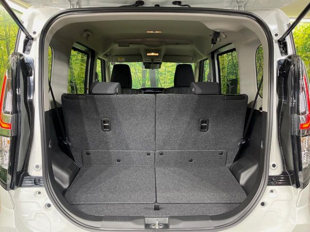 ���i�̂���������ʋ΁A���}���ɏ\���ȉ׎��X�y�[�X���m�ۂ��Ă���܂��B�Z�J���h�V�[�g��|���ƁA�傫�ȉו��̐ύڂ��\�ł���