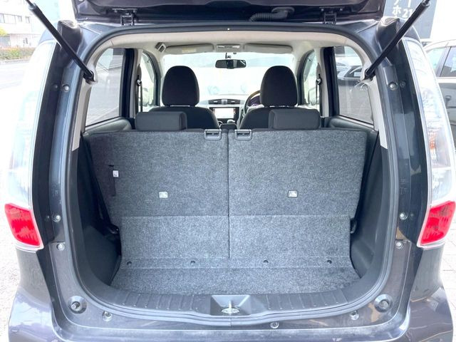 ���i�̂���������ʋ΁A���}���ɏ\���ȉ׎��X�y�[�X���m�ۂ��Ă���܂��B�Z�J���h�V�[�g��|���ƁA�傫�ȉו��̐ύڂ��\�ł���