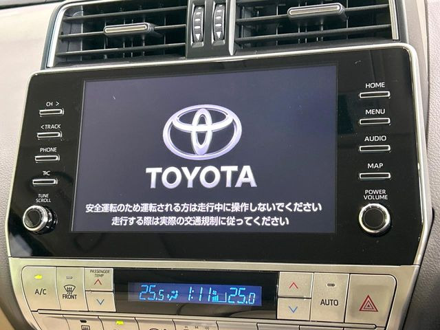 【メーカー純正9型ナビ】インテリアに溶け込むスタイリッシュな「専用設計」メーカーナビを装備♪視認性や操作性など基本性能にも優れ、より上質なカーライフをお楽しみいただけます。