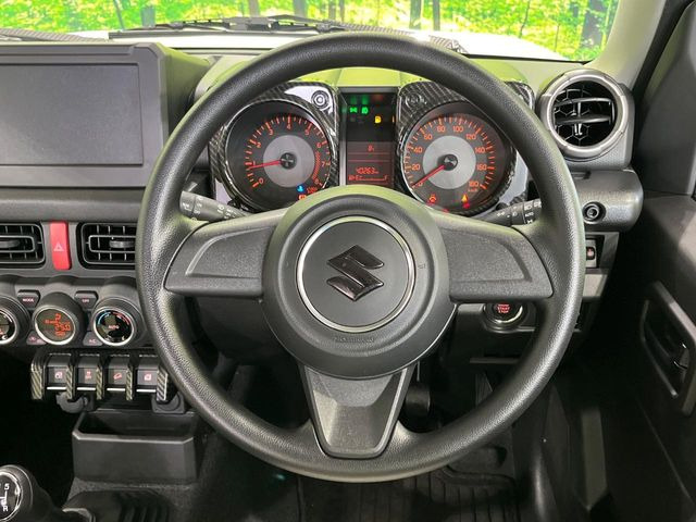 �C���e���A�ɍ��킹���f�U�C���̃X�e�A�����O�́A�^�]�������̂��Ƃ��l���A�^�]���₷���`��A�傫���ł��B�����x�A���ۂɐG���Ă��m���߂��������B