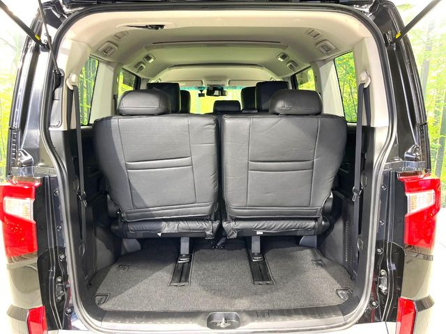 普段のお買い物や通勤、送迎等に十分な荷室スペースを確保しております。サードシートを倒すと、大きな荷物の積載も可能です♪