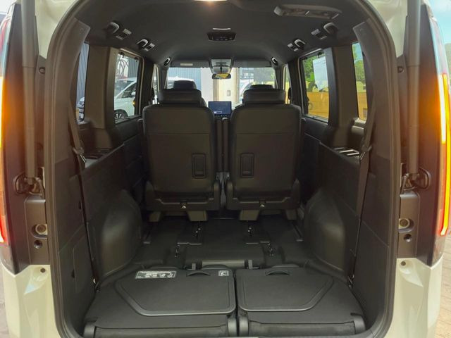 ���i�̂���������ʋ΁A���}���ɏ\���ȉ׎��X�y�[�X���m�ۂ��Ă���܂��B�Z�J���h�V�[�g��|���ƁA�傫�ȉו��̐ύڂ��\�ł���