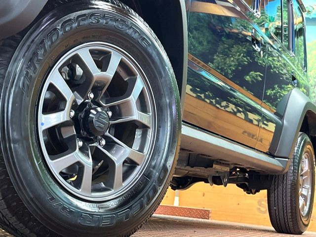 �y����15�C���`�A���~�z�C�[���z�O�ςɃ}�b�`���������A���~�z�C�[���𑕒����Ă���܂��B�e��ЊO�A���~�z�C�[����A�X�^�b�h���X�^�C�����戵�����Ă���܂��B���񂲑��k����������