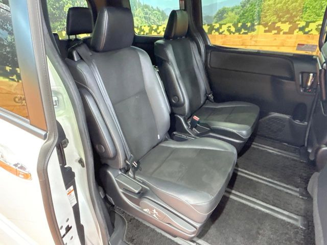 後部座席も気になるようなキズ・汚れやへたり等、大きなダメージはなく、良好な状態です。