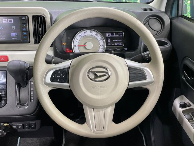 �C���e���A�ɍ��킹���f�U�C���̃X�e�A�����O�́A�^�]�������̂��Ƃ��l���A�^�]���₷���`��A�傫���ł��B�����x�A���ۂɐG���Ă��m���߂��������B