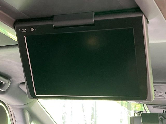 【フリップダウンモニター】大画面モニターで後席でもエンタメをお楽しみいただけます。小さなお子様にも大人気の装備です♪