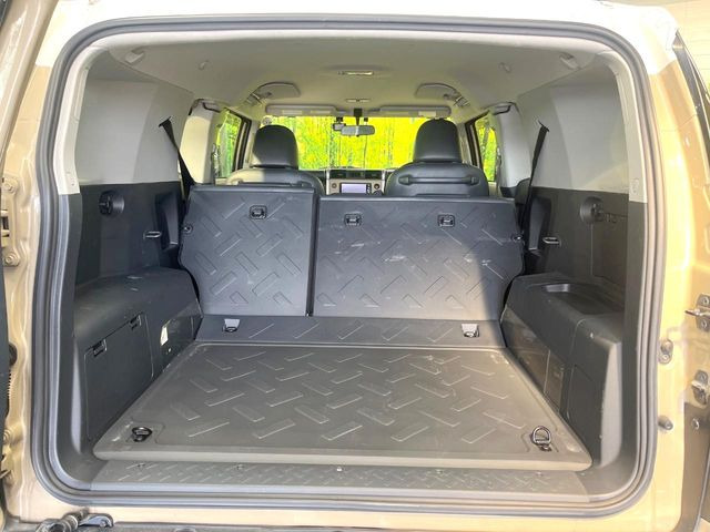 ���i�̂���������ʋ΁A���}���ɏ\���ȉ׎��X�y�[�X���m�ۂ��Ă���܂��B�Z�J���h�V�[�g��|���ƁA�傫�ȉו��̐ύڂ��\�ł���