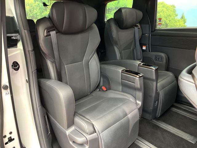 後部座席も気になるようなキズ・汚れやへたり等、大きなダメージはなく、良好な状態です。