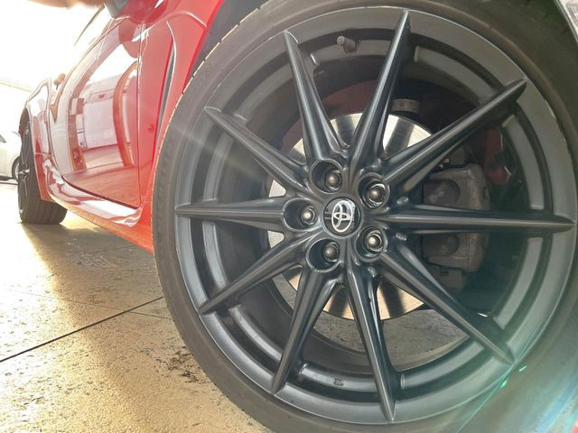 �y����18�C���`�A���~�z�C�[���z�O�ςɃ}�b�`���������A���~�z�C�[���𑕒����Ă���܂��B�e��ЊO�A���~�z�C�[����A�X�^�b�h���X�^�C�����戵�����Ă���܂��B���񂲑��k����������