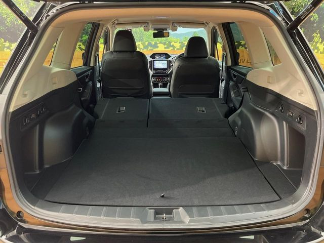 ���i�̂���������ʋ΁A���}���ɏ\���ȉ׎��X�y�[�X���m�ۂ��Ă���܂��B�Z�J���h�V�[�g��|���ƁA�傫�ȉו��̐ύڂ��\�ł���