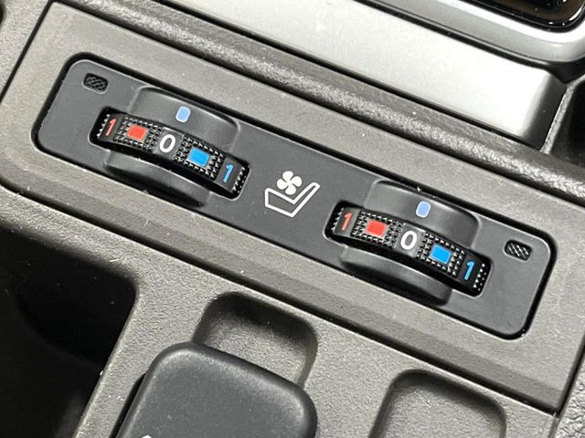 【シートベンチレーション】夏場は涼しい風でお尻や背中の熱やムレを防ぎ、冬はエアコンよりも早く温まってポカポカに!季節を問わず快適に過ごせます。