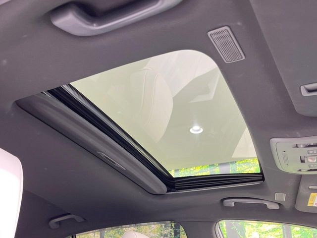 【サンルーフ】開放感たっぷりの希少装備、サンルーフが装着されています!車内に明かりを取り入れたり景色を楽しむ以外にも、車内の空気も簡単に換気できて快適です!