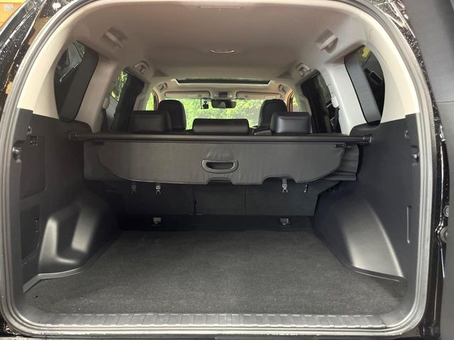 積み下ろしのしやすいデッキにはたっぷりと荷物を積み込んでいただけます。遊びから仕事まで、様々なシーンで頼れます♪