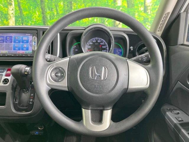 �C���e���A�ɍ��킹���f�U�C���̃X�e�A�����O�́A�^�]�������̂��Ƃ��l���A�^�]���₷���`��A�傫���ł��B�����x�A���ۂɐG���Ă��m���߂��������B