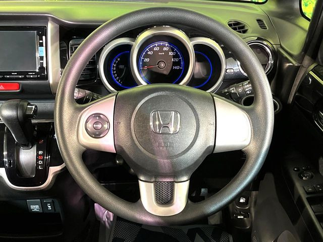 �C���e���A�ɍ��킹���f�U�C���̃X�e�A�����O�́A�^�]�������̂��Ƃ��l���A�^�]���₷���`��A�傫���ł��B�����x�A���ۂɐG���Ă��m���߂��������B