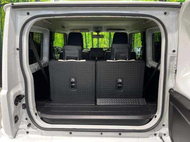 ���i�̂���������ʋ΁A���}���ɏ\���ȉ׎��X�y�[�X���m�ۂ��Ă���܂��B�Z�J���h�V�[�g��|���ƁA�傫�ȉו��̐ύڂ��\�ł���