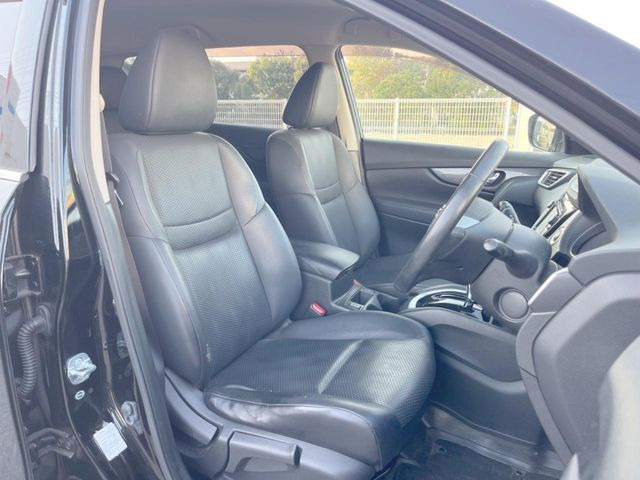 運転席まわりには十分なスペースがあり、大柄な方でもゆったり運転していただける環境です。