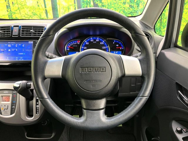 �C���e���A�ɍ��킹���f�U�C���̃X�e�A�����O�́A�^�]�������̂��Ƃ��l���A�^�]���₷���`��A�傫���ł��B�����x�A���ۂɐG���Ă��m���߂��������B