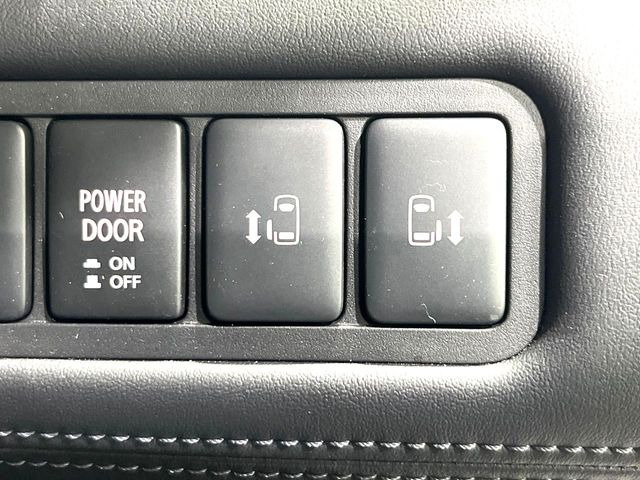 【両側パワースライドドア】スマートキーや運転席のスイッチで後席両側スライドドアの開閉が可能♪電動だから力を入れてドアを開ける必要が無く、小さなお子様でも簡単に開け閉めでき快適です♪