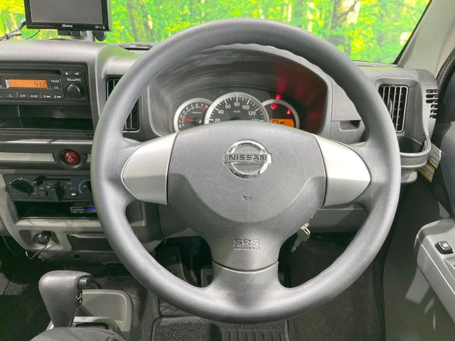 �C���e���A�ɍ��킹���f�U�C���̃X�e�A�����O�́A�^�]�������̂��Ƃ��l���A�^�]���₷���`��A�傫���ł��B�����x�A���ۂɐG���Ă��m���߂��������B