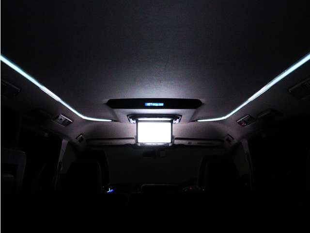 夜間に室内を照らしてくれるルームライトです