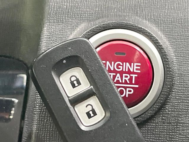 �yHonda�X�}�[�g�L�[�z�J�o����|�P�b�g�ɓ��ꂽ�܂܂ł��h�A�̎{���E�������\�ȃX�}�[�g�L�[�𑕔��B�G���W���̃I���E�I�t�����J�M�����o���K�v����������Ƃ��Ă��֗��ł���