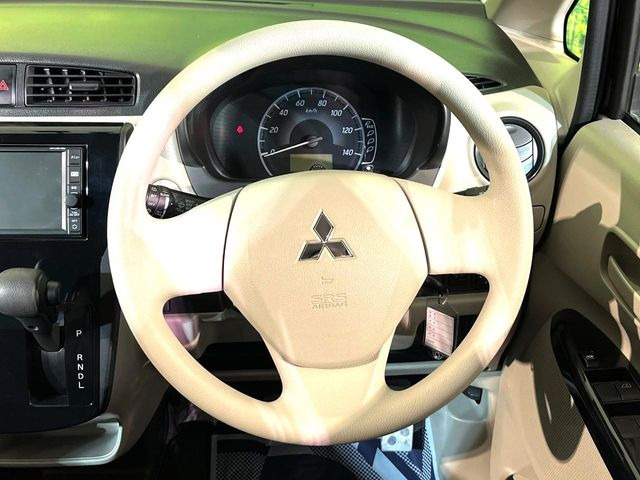 �C���e���A�ɍ��킹���f�U�C���̃X�e�A�����O�́A�^�]�������̂��Ƃ��l���A�^�]���₷���`��A�傫���ł��B�����x�A���ۂɐG���Ă��m���߂��������B