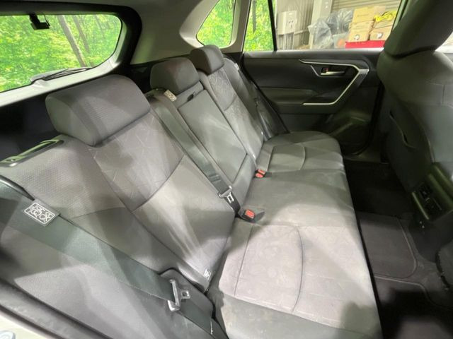 後部座席も気になるようなキズ・汚れやへたり等、大きなダメージはなく、良好な状態です。