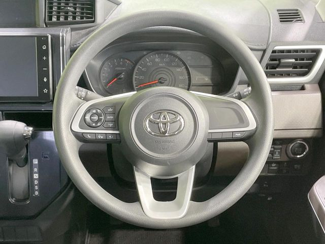 �C���e���A�ɍ��킹���f�U�C���̃X�e�A�����O�́A�^�]�������̂��Ƃ��l���A�^�]���₷���`��A�傫���ł��B�����x�A���ۂɐG���Ă��m���߂��������B