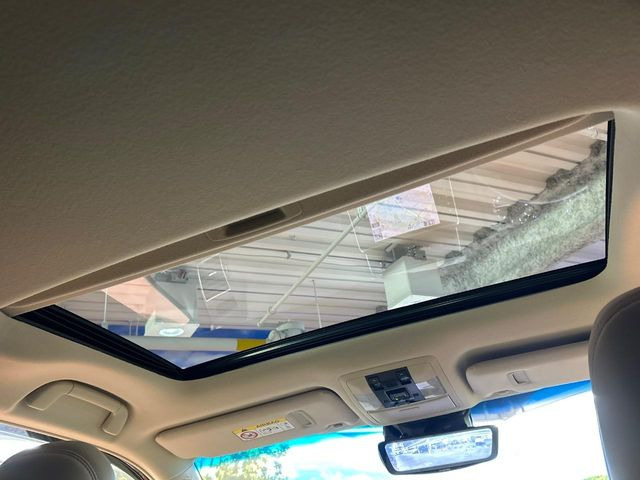 【サンルーフ】開放感たっぷりの希少装備、サンルーフが装着されています!車内に明かりを取り入れたり景色を楽しむ以外にも、車内の空気も簡単に換気できて快適です!