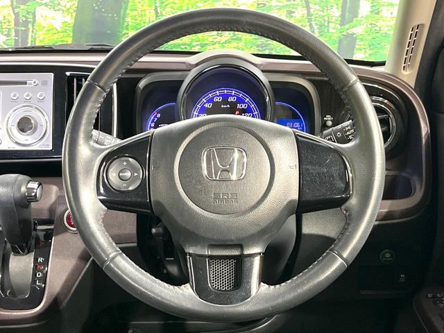 �C���e���A�ɍ��킹���f�U�C���̃X�e�A�����O�́A�^�]�������̂��Ƃ��l���A�^�]���₷���`��A�傫���ł��B�����x�A���ۂɐG���Ă��m���߂��������B