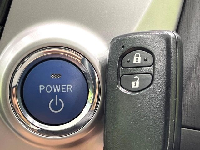 【スマートキー】カバンやポケットに入れたままでもドアの施錠・解錠が可能なスマートキーを装備。エンジンのオン・オフ時もカギを取り出す必要が無いからとっても便利です♪