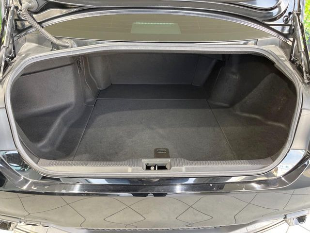 積み下ろしのしやすいデッキにはたっぷりと荷物を積み込んでいただけます。遊びから仕事まで、様々なシーンで頼れます♪