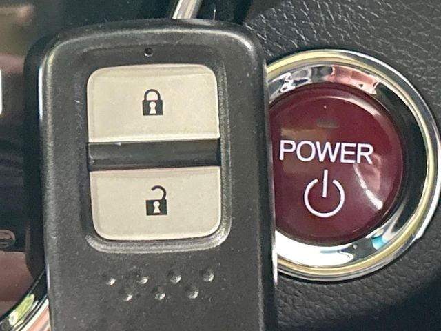 【Hondaスマートキー】カバンやポケットに入れたままでもドアの施錠・解錠が可能なスマートキーを装備。エンジンのオン・オフ時もカギを取り出す必要が無いからとっても便利です♪