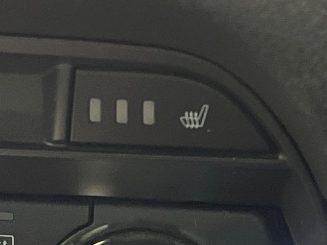 【シートヒーター】寒い日に重宝するシートヒーター!エアコンより早く温まってくれるので寒がりの人も安心ですね♪エアコンの温風は乾燥するから苦手、という方にもをおすすめです。