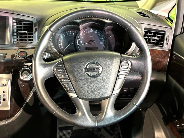 �C���e���A�ɍ��킹���f�U�C���̃X�e�A�����O�́A�^�]�������̂��Ƃ��l���A�^�]���₷���`��A�傫���ł��B�����x�A���ۂɐG���Ă��m���߂��������B