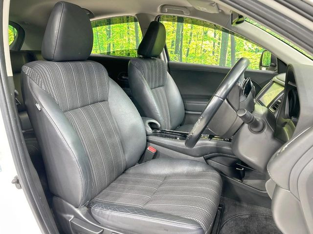 【ハーフレザーシート】高級感と座り心地を両立した人気のシート♪背面・座面のファブリック素材は、通気性の良さや滑りにくさに優れています。気温や服装に左右されず快適にお乗りいただけます。