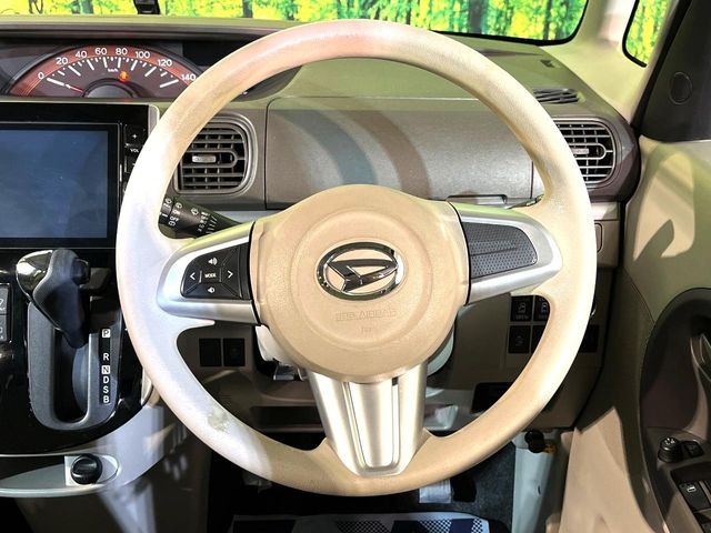 インテリアに合わせたデザインのステアリングは、運転される方のことも考え、運転しやすい形状、大きさです。是非一度、実際に触ってお確かめください。