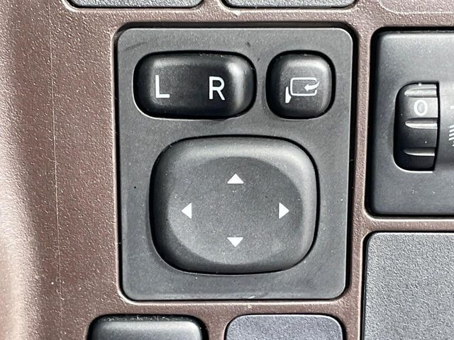 �y�d���i�[�~���[�z�T�C�h�~���[�͓d���i�[���ƂȂ��Ă���A�������ԏ�ł��L�Y�������X�N��}�����܂��B