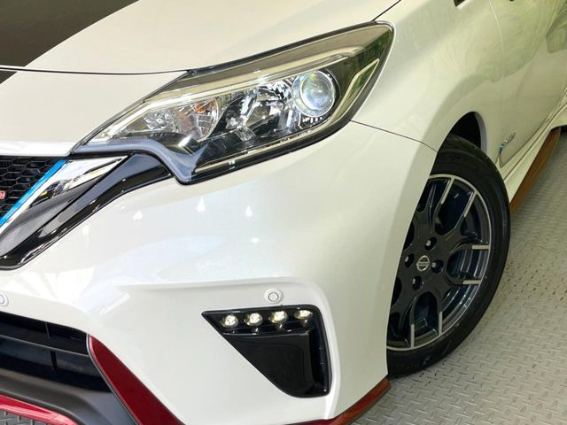 �yLED�w�b�h���C�g�z���V����ԑ��s�����ǍD�Ȏ��E���m�ۂ����S���ĉ^�]�ł��鍂�P�xLED�w�b�h���C�g�𑕔�!�_�����x�������A����d�͂��}�����Ă��܂��B