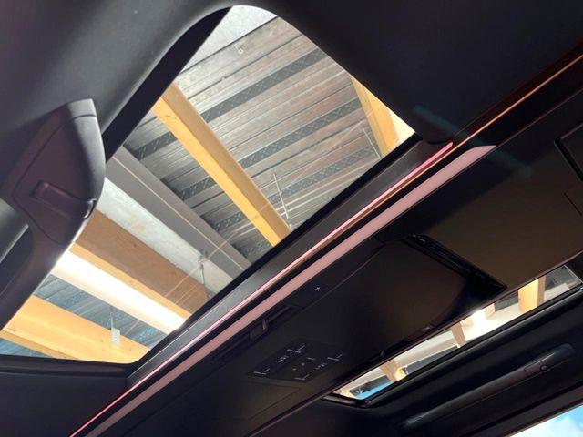 【ガラスルーフ】ガラスルーフ搭載で車内の解放感が一気にアップ!開放的なドライブをお楽しみいただけます。