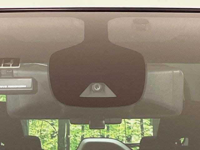 【エマージェンシーブレーキ】走行中に前方の車両等を認識し、衝突しそうな時は警報とブレーキで衝突回避と被害軽減をアシスト。より安全にドライブをお楽しみいただけます。